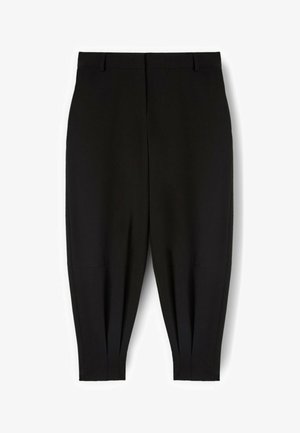 Czarne, zwężane spodnie z plisami, o gładkiej fakturze i dopasowanym pasku w talii. Brak widocznych kieszeni i detali metalowych.