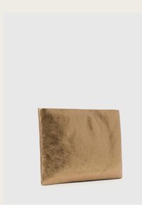 Bronsfärgad metallic läderclutch med rektangulär form och slät yta, med minimalistisk design och utan synliga beslag.