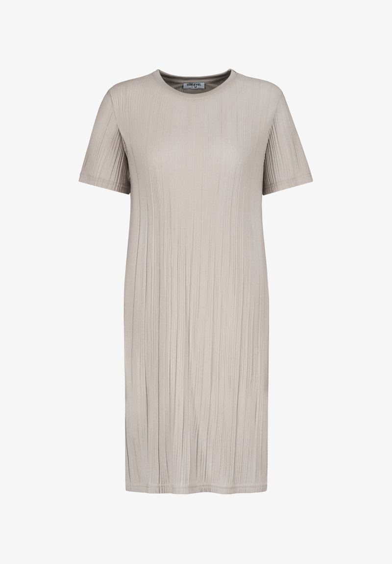Kurzärmliges, hellbeiges Kleid mit vertikalen Falten, weicher Textur, Rundhalsausschnitt und knielangem Saum. Minimalistisches Design, ohne Verzierungen.