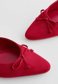 Next FOREVER COMFORT BOW - REGULAR FIT - Matalakantaiset pistokkaat - red