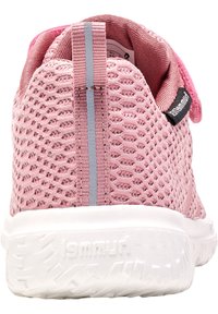 Rosa mesh-sneakers med en texturerad yta, utrustade med en grå dragflik och vit gummisula, designade för andningsförmåga och komfort.
