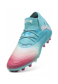 Botas de fútbol con un degradado azul y rosa, superficie texturizada, cuello de tobillo tejido y tacos rosas. Presenta un logo blanco de Puma.