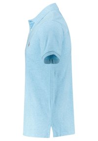 Svetle modré polo tričko s límečkem, krátkými rukávy a akcentem loga. Měkká, strukturovaná tkanina s volným střihem a postranními rozparky.