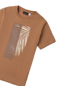 Camiseta de algodón marrón de manga corta, con un estampado de hojas de palma ligeras y un diseño de pinceladas texturizadas en el frente.