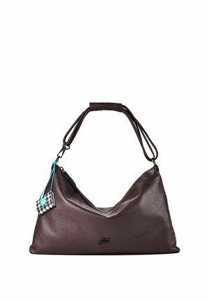 Borsa a tracolla in pelle marrone scuro con texture, con manico corto e una piccola targhetta a quadretti bianca e nera appesa di lato.
