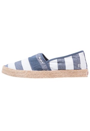 Slip-On-Espadrille mit blau-weißen horizontalen Streifen, geflochtener Jutesohle und Stoffobermaterial.
