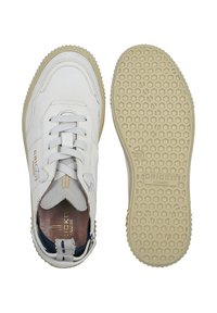 Weiße Leder-Sneaker mit strukturierten Schnürsenkeln, durchbrochenen Details und einer cremefarbenen Gummisohle mit Wabenmuster. Logo an der Seite sichtbar.