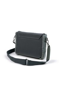 Bolsa mensajera gris con un borde de forro polar texturizado, con una superficie suave, correa ajustable y un bolsillo trasero con cremallera.