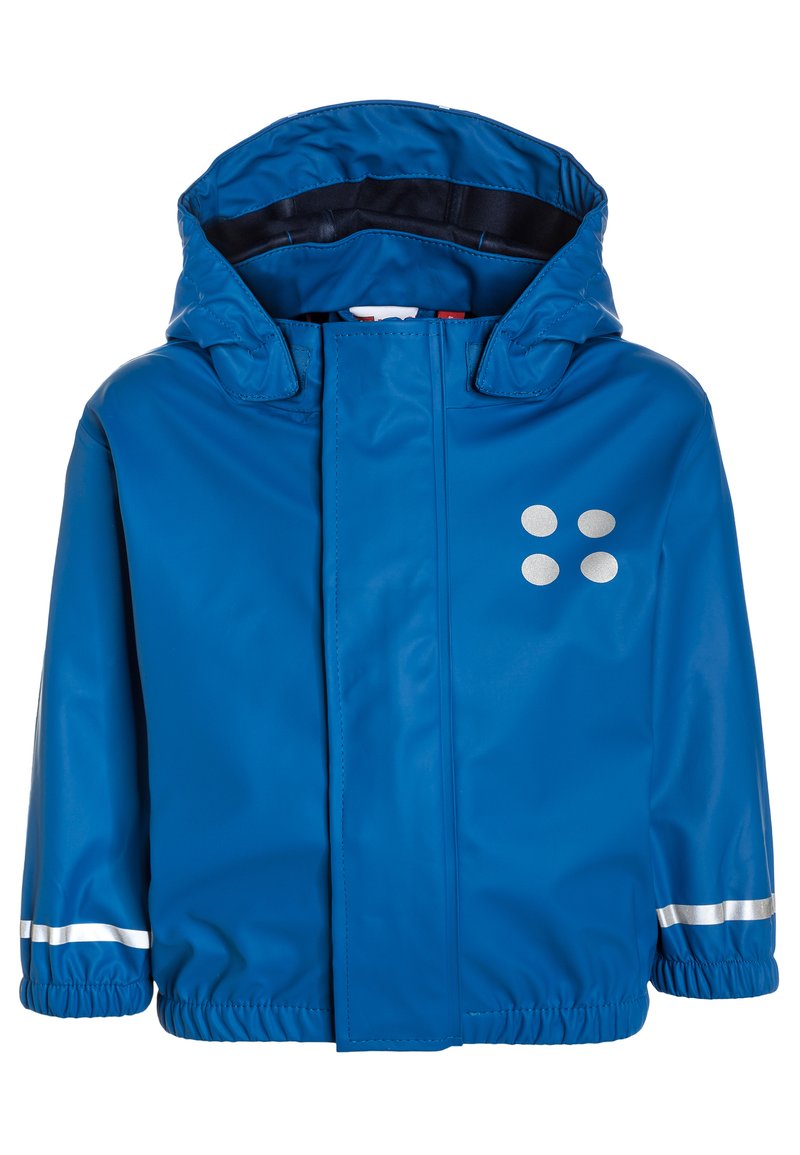 Giacca impermeabile blu con cappuccio, polsini elastici, zip frontale e dettagli riflettenti. Presenta particolari rotondi argentati sul petto.