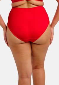 Braguitas de bikini rojas de tiro alto con una textura suave, con un diseño de cobertura completa y una cintura elástica para mayor comodidad.