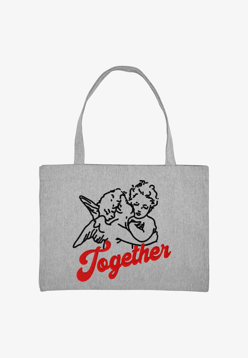 Szara torba tote z tkaniny z dwoma zarysem cherubów i słowem "Together" w czerwonym stylu pisma. Gładka textura i mocne uchwyty.