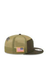 Olivgrüne Snapback-Cap mit Netzpaneelen, flachem Schirm, gesticktem Logo und einem kleinen amerikanischen Flaggenpatch an der Seite.