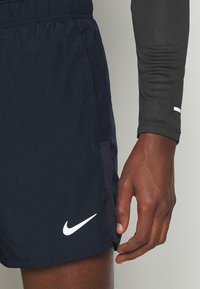 Nike Performance CHALLENGER - Korte broeken - obsidian/black/silver