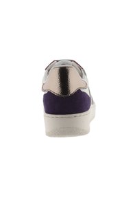 La sneaker presenta un design multicolore con una parte superiore in pelle bianca, accenti metallici, tallone in suede viola e suola in gomma testurizzata.