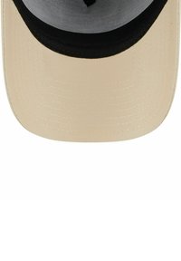 Beige Baseballkappe mit schwarzem Schirm. Der Stoff ist glatt mit sichtbaren Nähten und einer strukturierten, runden Krone.