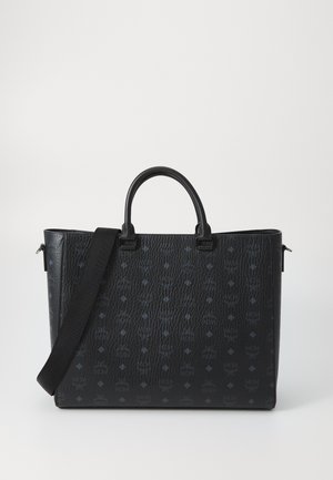 Zwarte lederen tote bag met een gestructureerde afwerking, voorzien van dubbele handvatten en een afneembare schouderband. Subtiel logo-patroon overal.