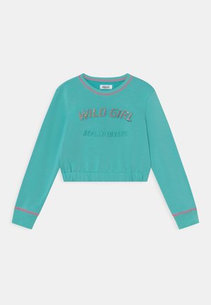 Sweatshirt cropped turquesa com mangas longas, apresenta "WILD GIRL" em texto brilhante. Gola canelada e detalhes em rosa nas mangas.