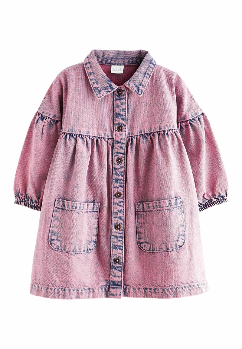 Robe en denim rose avec un devant à boutons, un col et deux grandes poches. Présente des manches bouffantes et des fronces à la taille pour une forme évasée.