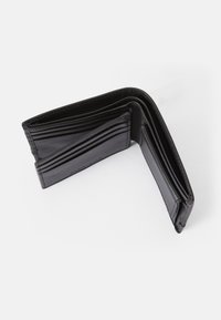 Mustmust mustraha, millel on mitu kaardipesa, sektsioon rahale ja tekstuuriga viimistlus, volditud nii, et näha on sisemisi sektsioone.