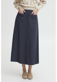 Gonna midi blu navy con due tasche frontali e chiusura con bottoni. Tessuto liscio con vestibilità rilassata e una caduta delicata.
