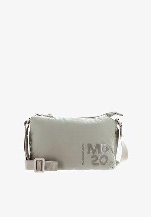 Sac bandoulière matelassé en tissu gris clair, doté d'une fermeture à glissière, d'une sangle réglable et d'un marquage en relief "Mandarina Duck MD 20."