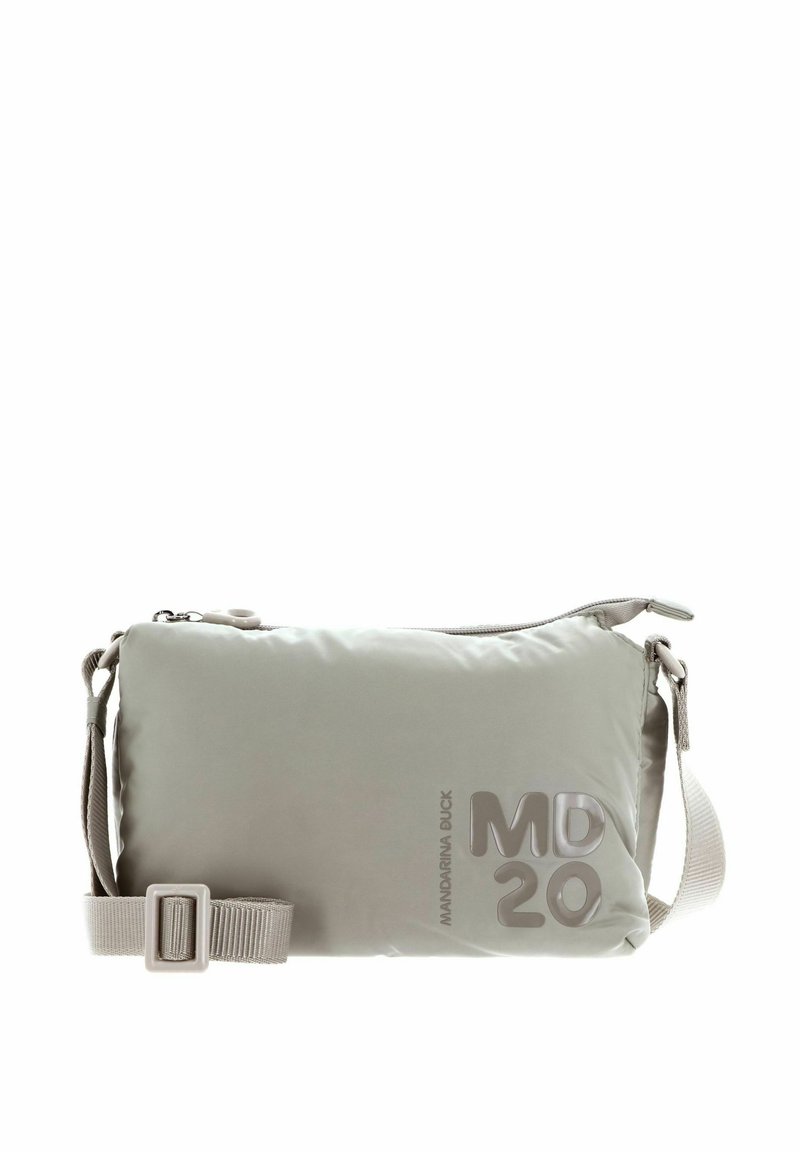 Sac bandoulière matelassé en tissu gris clair, doté d'une fermeture à glissière, d'une sangle réglable et d'un marquage en relief "Mandarina Duck MD 20."