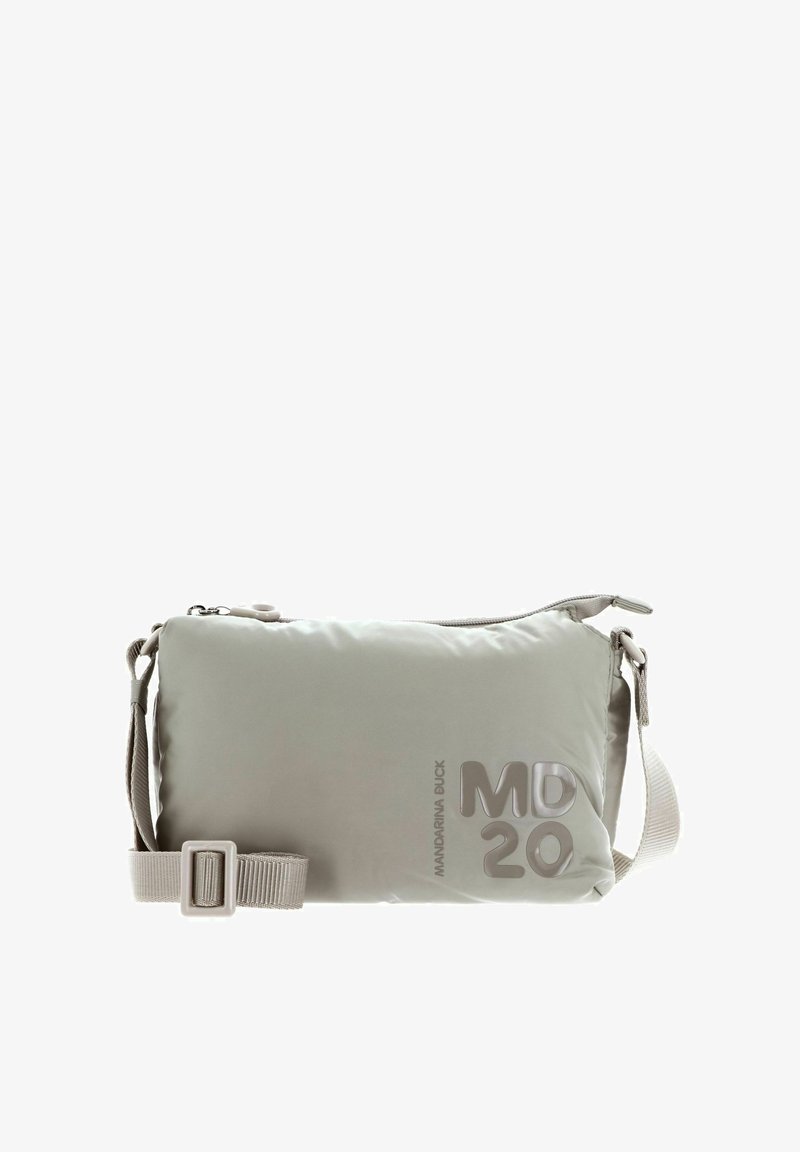 Sac bandoulière matelassé en tissu gris clair, doté d'une fermeture à glissière, d'une sangle réglable et d'un marquage en relief "Mandarina Duck MD 20."