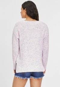 Leichter Strickpullover in Pastellrosa, Lila und Blau. Verfügt über eine lockere Passform, Seitenschlitze und eine gerippte Textur. Geeignet für lässige Trageanlässe.