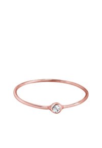 Anello in oro rosa con una fascia sottile, caratterizzato da un singolo gemma trasparente rotonda incastonata in un design di smeraldo circolare liscio.