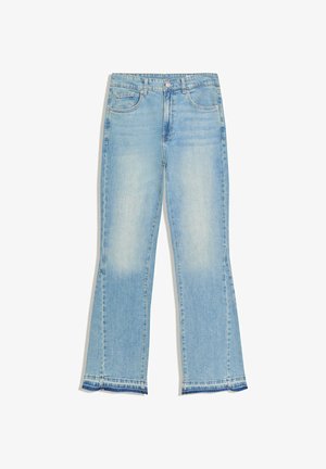 Jeans in denim azzurro chiaro con vita alta, due tasche anteriori e gambe leggermente svasate, stesi su uno sfondo bianco.