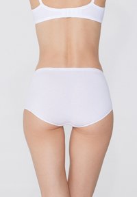 Braga hipster de algodón blanco con una textura suave, cinturilla elástica y bordes sin costuras para mayor comodidad y ajuste.