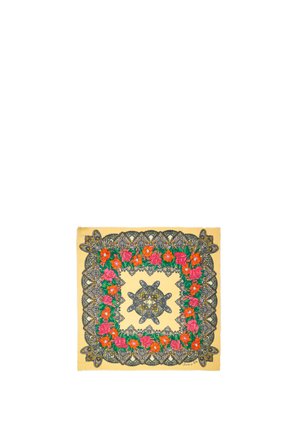 Un pañuelo cuadrado con un patrón floral en tonos rosa y naranja, con intrincados acentos de encaje gris sobre un fondo amarillo. Los bordes están deshilachados.