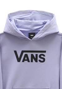 Sudadera ligera de color púrpura de Vans con el logo negro de Vans en el pecho y un bolsillo delantero, la capucha está levantada y doblada hacia atrás.
