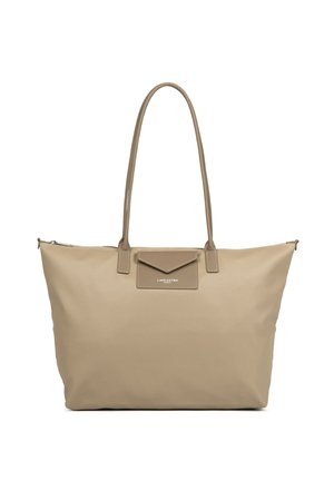 Sac cabas beige avec longues anses et une poche à rabat à l'avant portant l'inscription "Lancaster Paris" sur fond blanc.