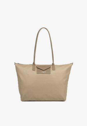 Sac cabas beige avec longues anses et une poche à rabat à l'avant portant l'inscription "Lancaster Paris" sur fond blanc.
