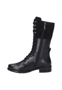 Botte noire en cuir et en daim, montant jusqu'aux genoux, avec un laçage à l'avant, une fermeture éclair sur le côté, un talon plat et une texture lisse. Dispose de six œillets et d'un design sans couture.
