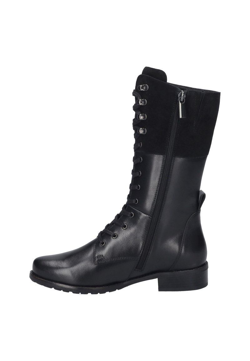 Botte noire en cuir et en daim, montant jusqu'aux genoux, avec un laçage à l'avant, une fermeture éclair sur le côté, un talon plat et une texture lisse. Dispose de six œillets et d'un design sans couture.