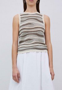 Brede tanktop in beige en bruin met golfpatroon, gegolfde randen, mouwloos ontwerp, gemaakt van lichtgewicht materiaal.