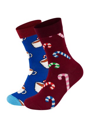 Un paio di calzini composto da una calza blu con tazze bianche e una calza bordeaux con motivi a bastoncino di zucchero. Entrambi hanno polsini a costine.