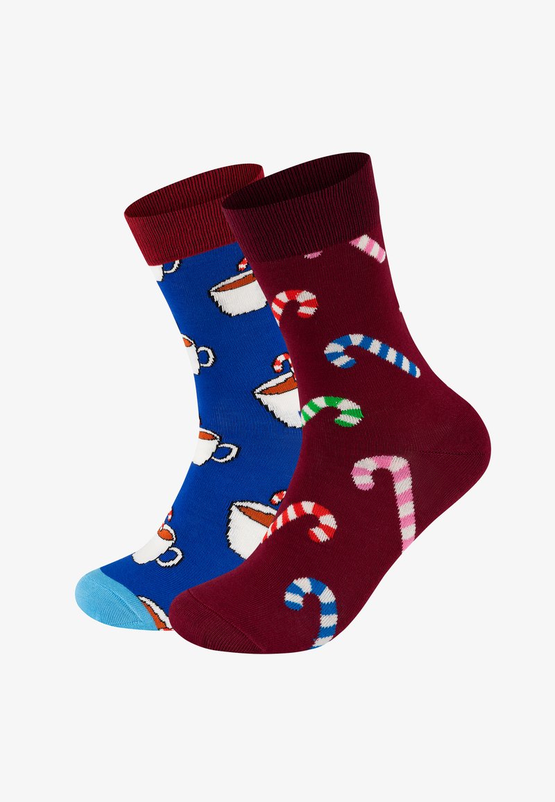 Ein Paar Socken mit einer blauen Socke, die weiße Tassen zeigt, und einer burgunderfarbenen Socke mit Zuckerstangenmuster. Beide haben gerippte Bündchen.