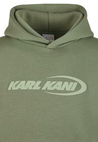 Mikina s kapucí v olivové barvě, vyrobená z měkké látky s hladkým povrchem. Vybavena výrazným krémovým logem "KARL KANI" přes přední část.