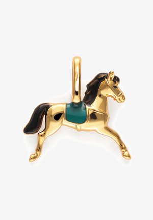 Privjesak u obliku konja u zlatnoj boji s crnom grivom, detaljiziranim zelenim sedlom i glatkom teksturom. Ima petlju za pričvršćivanje.