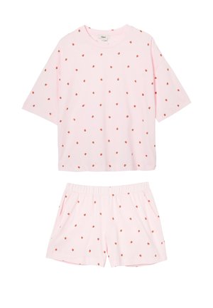 Completo di top a maniche corte e pantaloncini rosa chiaro con piccole stampe rosse di fragole sparse uniformemente su entrambe le parti.