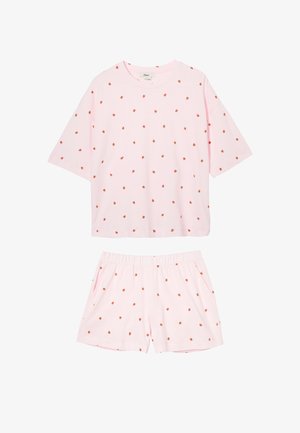 Completo di top a maniche corte e pantaloncini rosa chiaro con piccole stampe rosse di fragole sparse uniformemente su entrambe le parti.