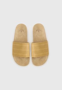 Gule sandaler med to teksturerte stoffstropper. Myk semsket fotbed, avrundet tåform og minimalistisk design. Ingen synlig maskinvare.