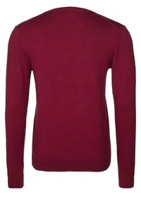 Burgundy långärmad tröja i mjukt stickat material, med rund halsringning och ribbad muddar. Enfärgad design utan synliga mönster eller detaljer.