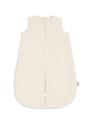 Mouwloze beige babyslaapzak met ritssluiting aan de voorkant en afgeronde onderkant voor een veilige en comfortabele slaap.