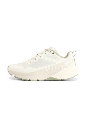 Jasnobeżowy sportowy sneaker z siateczkową cholewką, zapięciem na sznurówki, grubą podeszwą, pętelką na pięcie i subtelnymi wzorzystymi detalami po boku.