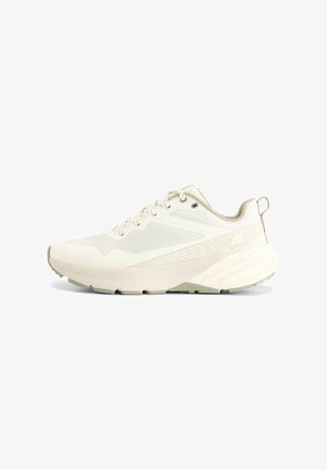 Jasnobeżowy sportowy sneaker z siateczkową cholewką, zapięciem na sznurówki, grubą podeszwą, pętelką na pięcie i subtelnymi wzorzystymi detalami po boku.