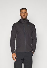 Schwarze leichte Jacke mit einem Reißverschluss, Kapuze und Netzdetails. Verfügt über ein Logo auf der Brust und ein tailliertes Design.